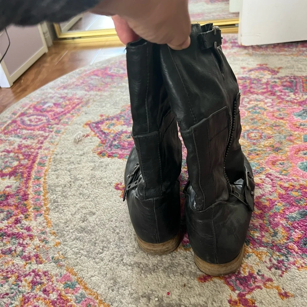 Black boots - Picture 3 of 4